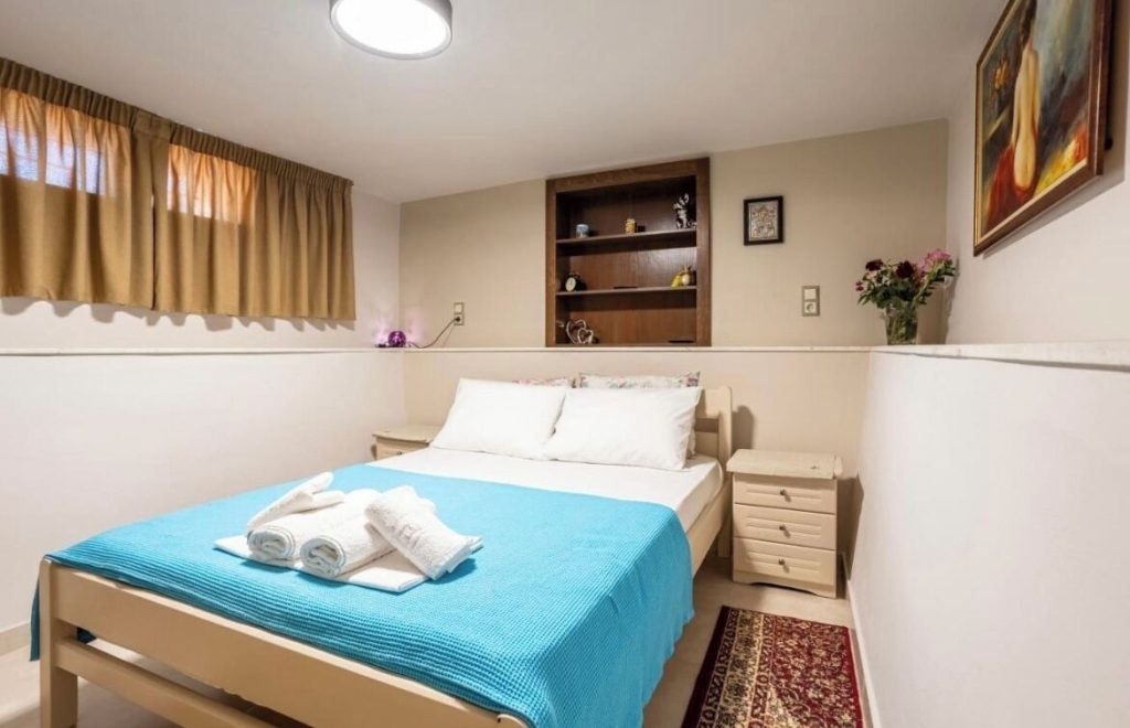 1 bedroom ironironing board travel cot free WiFi - Grande Luxury Villa Kalamata - 3